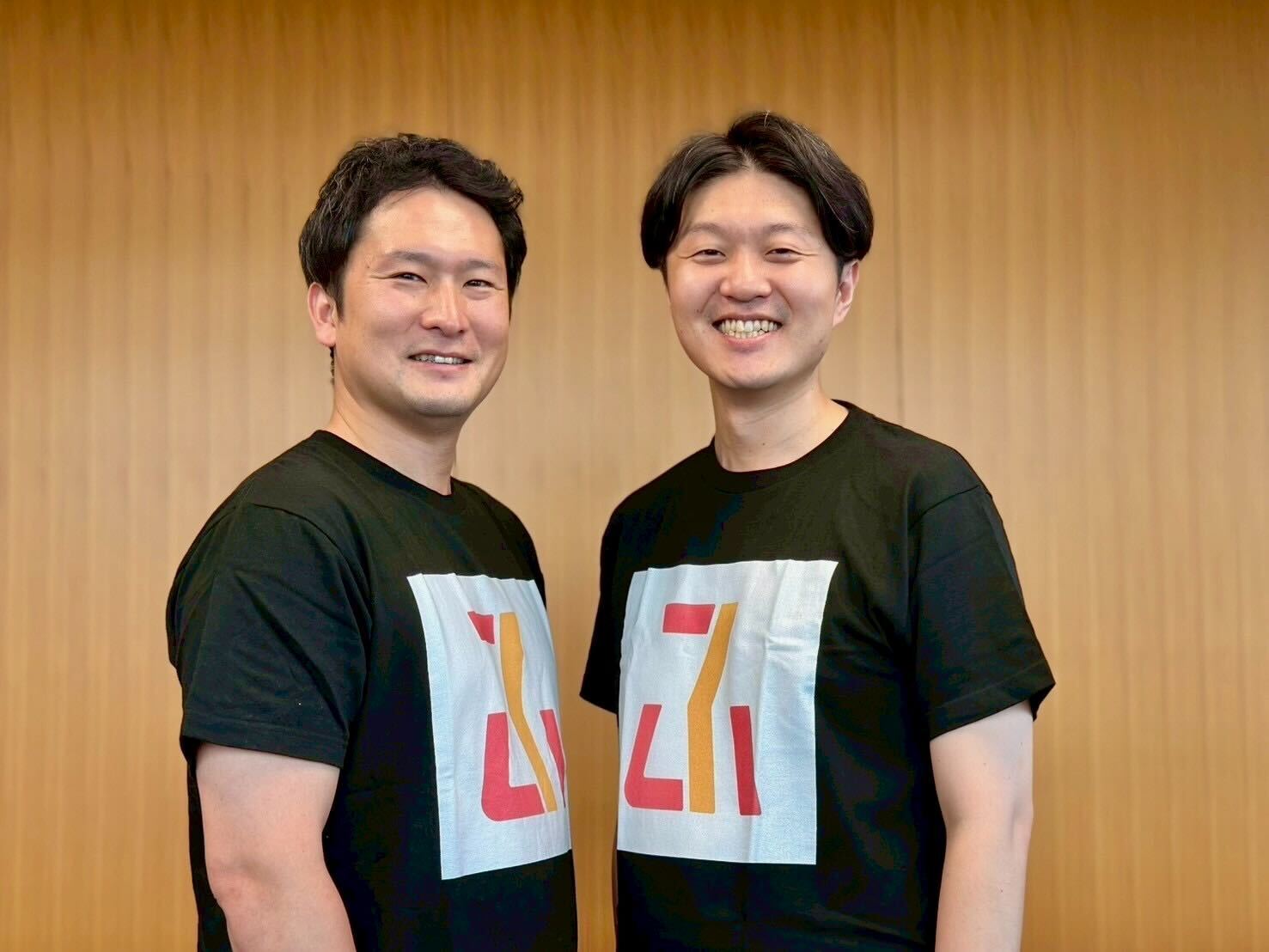 左:前代表取締役社長 小林 拓未 / 右:新代表取締役社長 細川 達矢